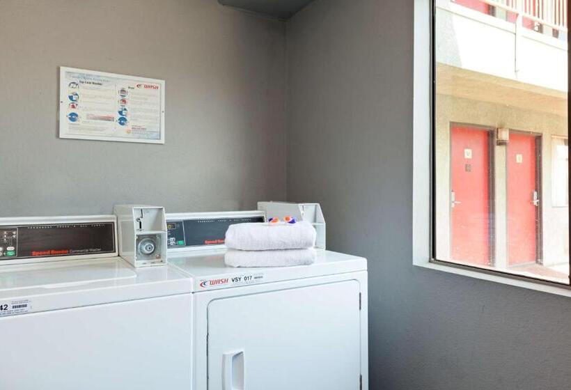 Отель Americas Best Value Inn & Suites Bakersfield Central