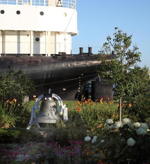 Отель Barkers Island Inn Resort & Conference Center