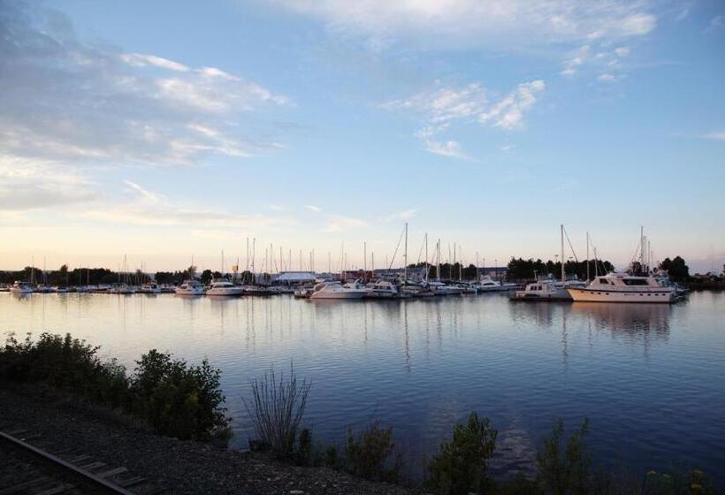 Отель Barkers Island Inn Resort & Conference Center