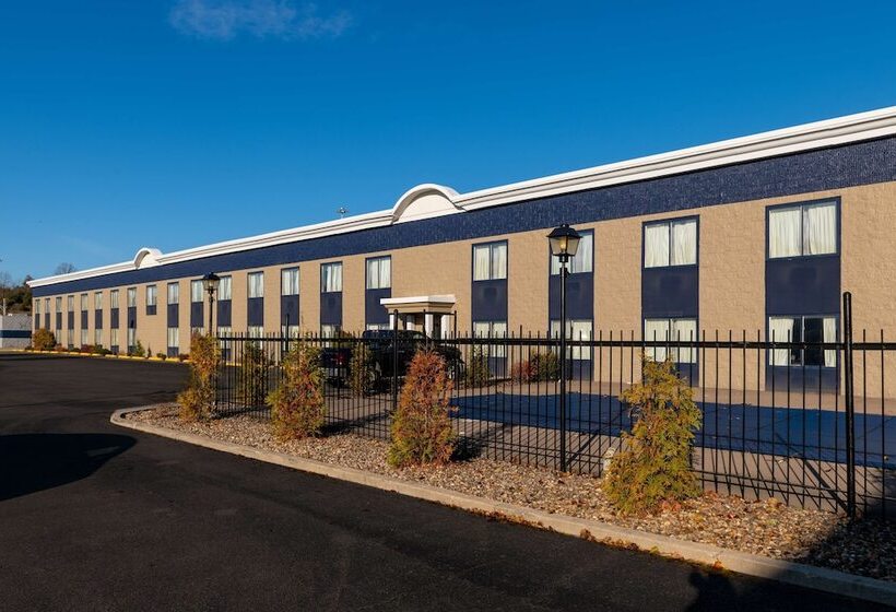 בית מלון כפרי Best Western Huntington Mall Inn