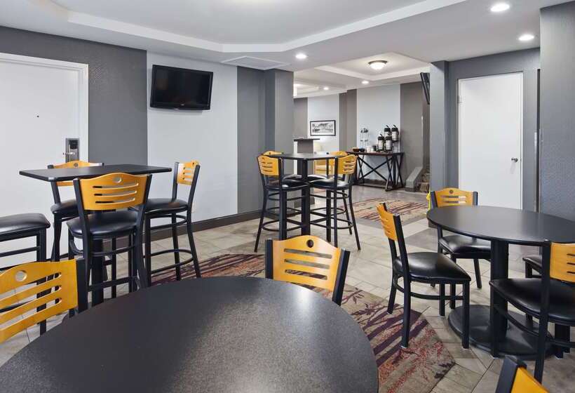 هتل Best Western Inn At The Rochester Airport