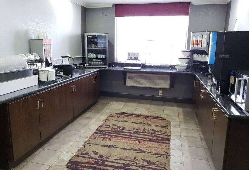 هتل Best Western Inn At The Rochester Airport