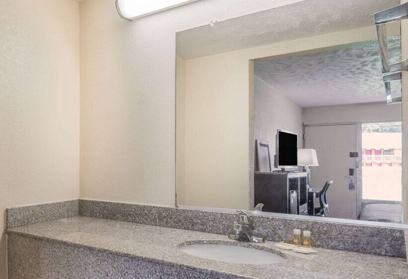 فندق Ramada By Wyndham Lumberton