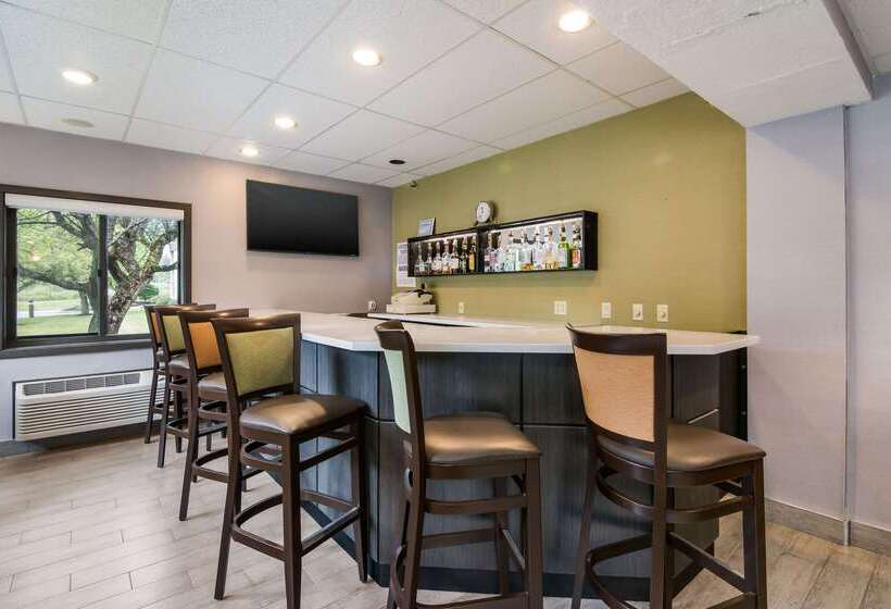 호텔 Clarion Pointe Jamestown Falconer