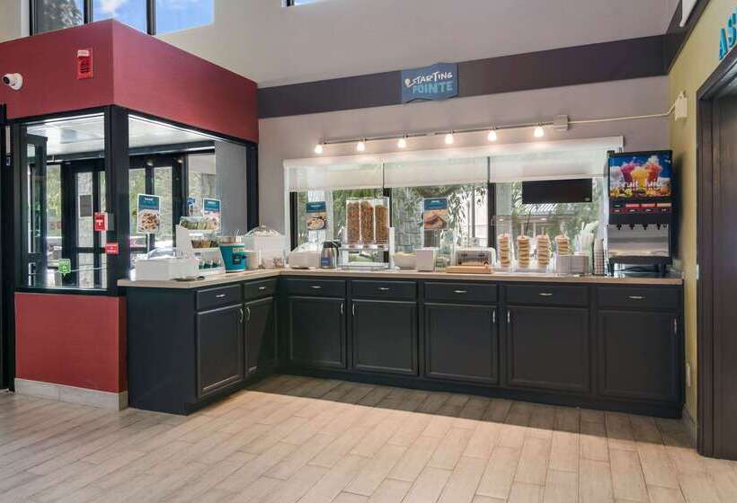 호텔 Clarion Pointe Jamestown Falconer