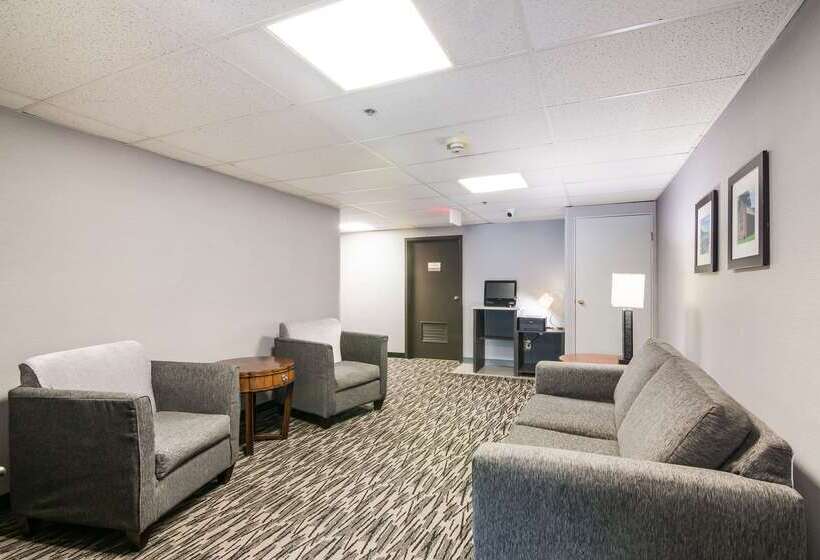 호텔 Clarion Pointe Jamestown Falconer