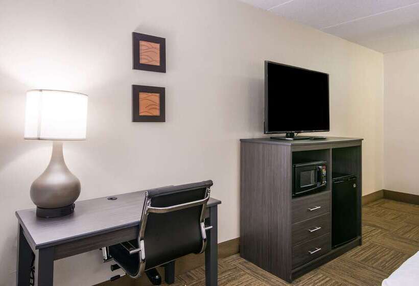 호텔 Clarion Pointe Jamestown Falconer