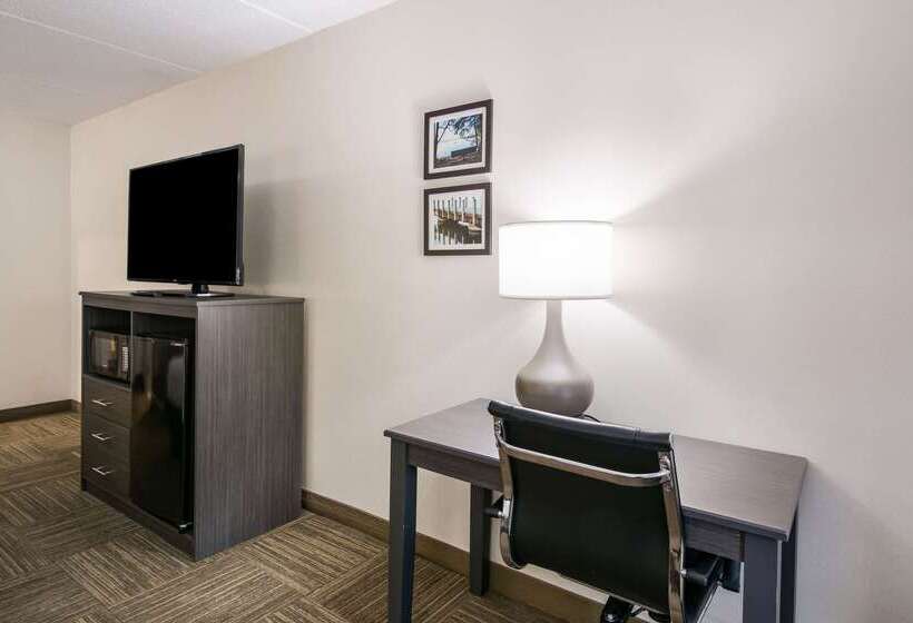 호텔 Clarion Pointe Jamestown Falconer