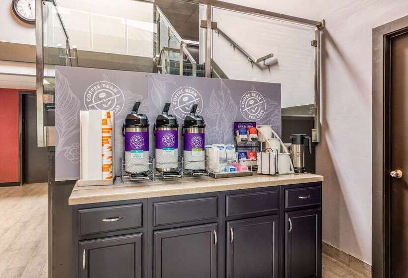 호텔 Clarion Pointe Jamestown Falconer