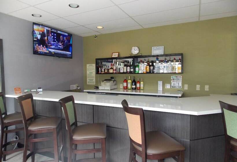 호텔 Clarion Pointe Jamestown Falconer