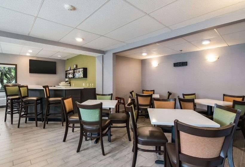 호텔 Clarion Pointe Jamestown Falconer