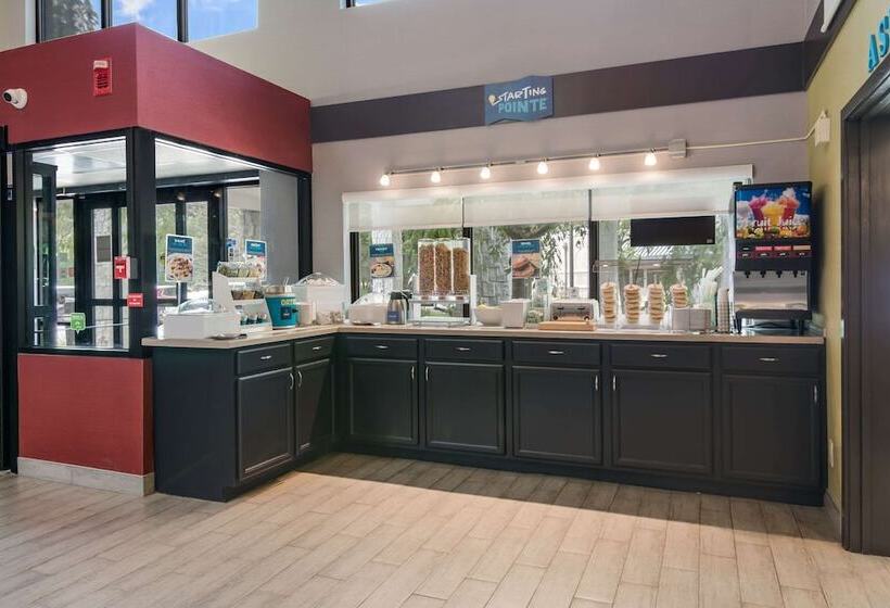 호텔 Clarion Pointe Jamestown Falconer