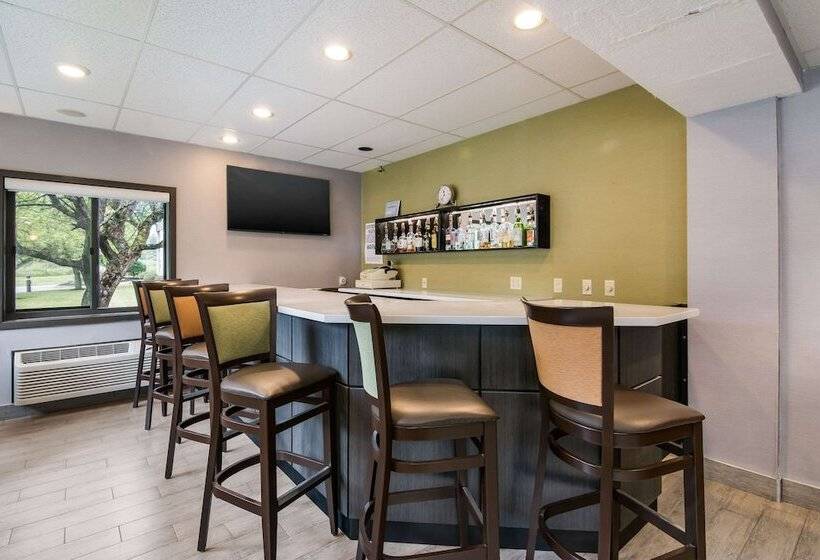 호텔 Clarion Pointe Jamestown Falconer