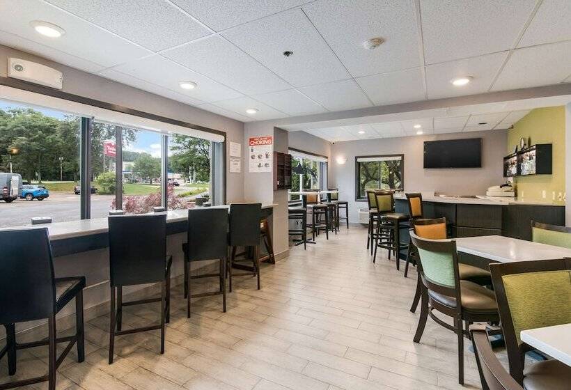 호텔 Clarion Pointe Jamestown Falconer