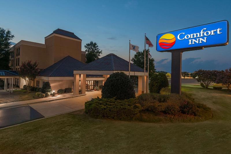 فندق Comfort Inn Fayetteville West Near Fort Liberty