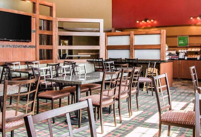 호텔 Comfort Inn & Suites And Conference Center