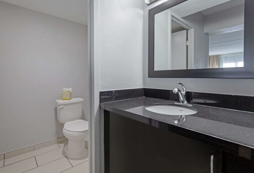 Clarion Hotel & Suites Bwi Airport North