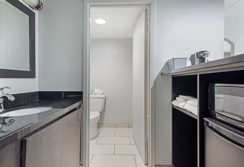 Clarion Hotel & Suites Bwi Airport North