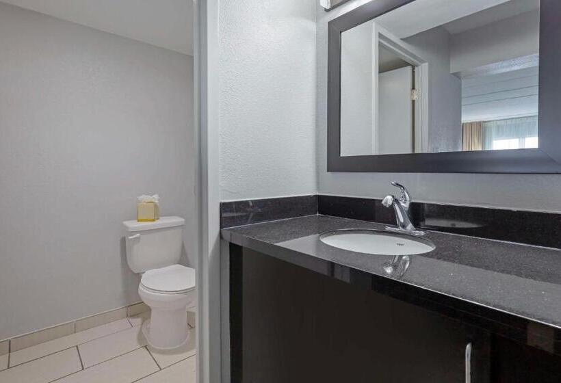 Clarion Hotel & Suites Bwi Airport North