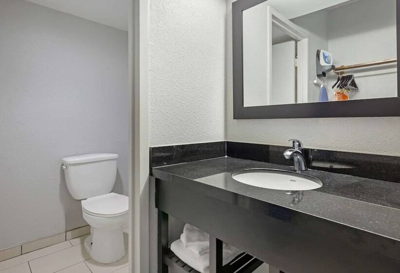 Clarion Hotel & Suites Bwi Airport North