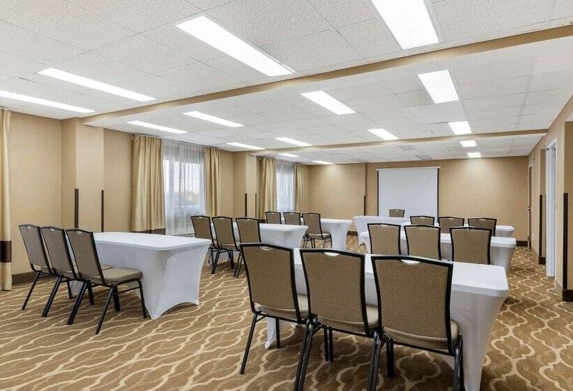 Отель Comfort Inn & Suites Near Robins Air Force Base Main Gate