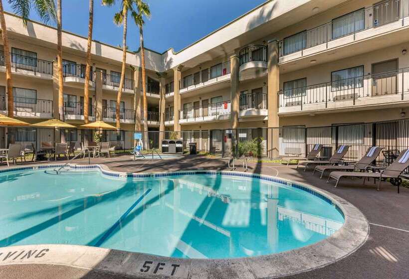 בית מלון כפרי Comfort Inn & Suites Orange County John Wayne Airport