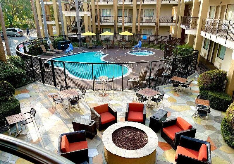 בית מלון כפרי Comfort Inn & Suites Orange County John Wayne Airport