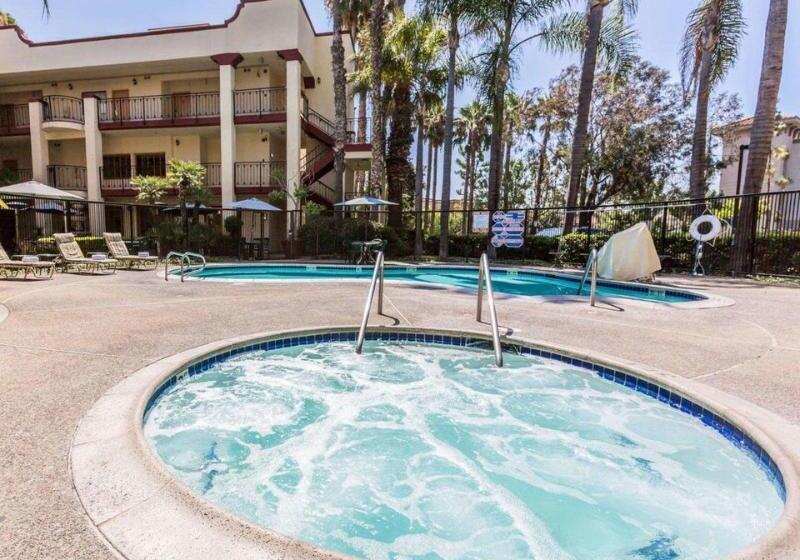 فندق Comfort Inn & Suites Orange County John Wayne Airport