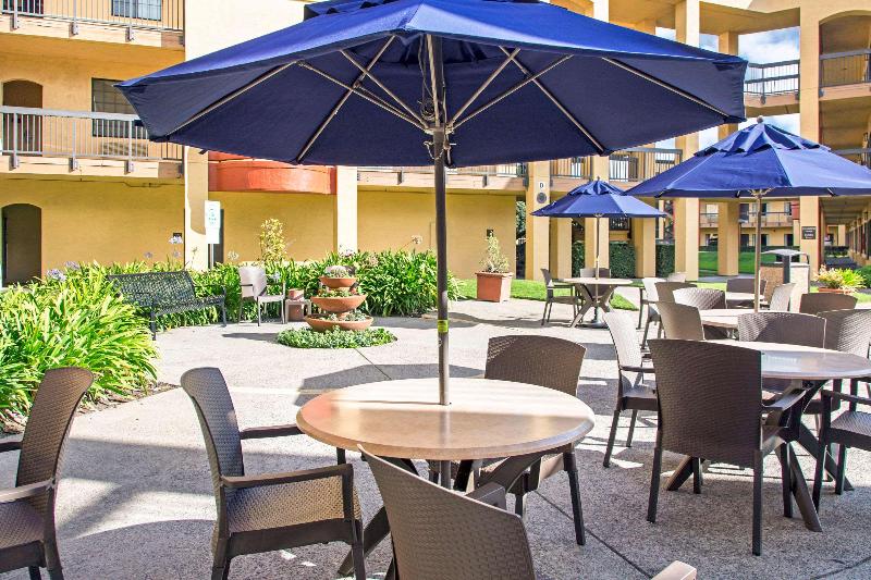 Отель Comfort Inn & Suites San Francisco Airport North