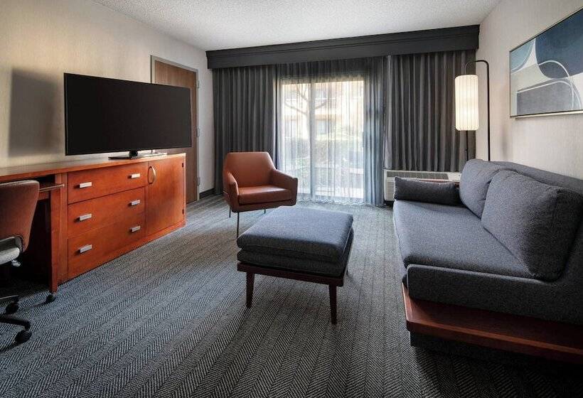 Отель Courtyard By Marriott Bakersfield