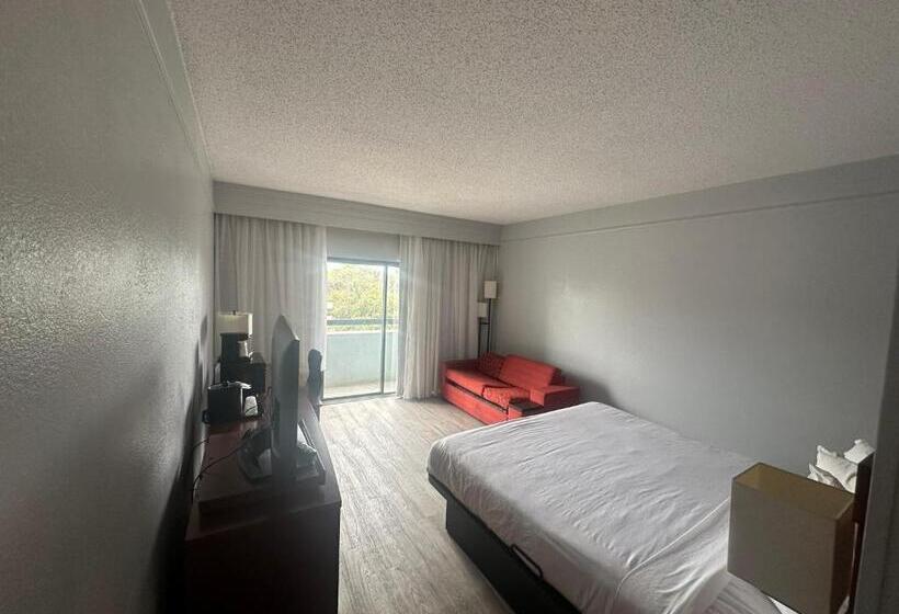 فندق Super 8 By Wyndham Dallas Love Field Airport