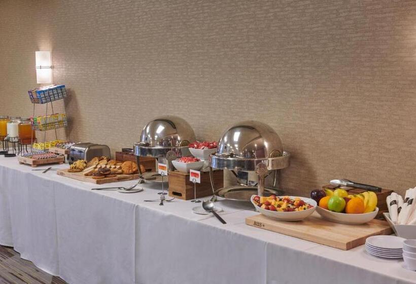 فندق Courtyard Detroit Dearborn