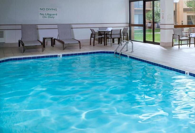 فندق Courtyard Detroit Dearborn