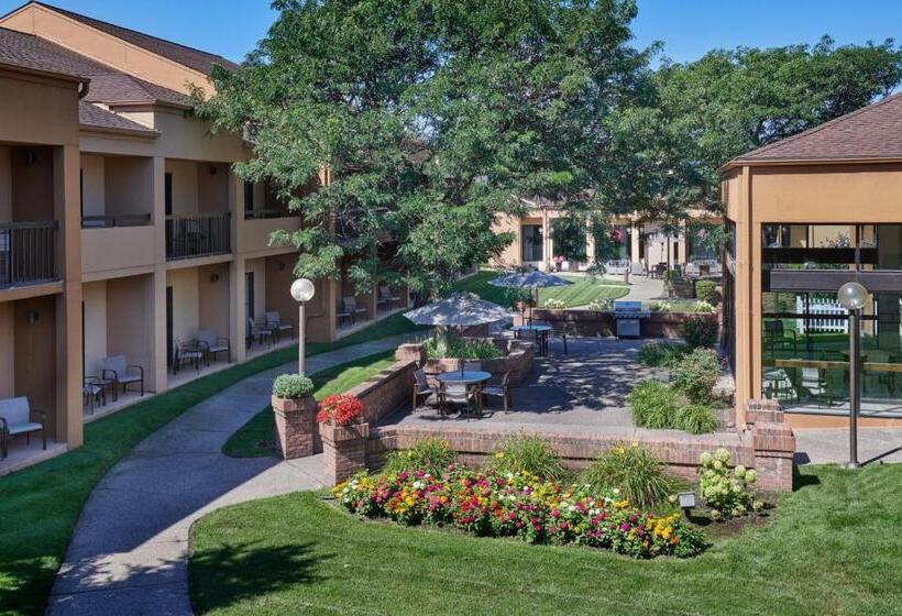 فندق Courtyard Detroit Dearborn