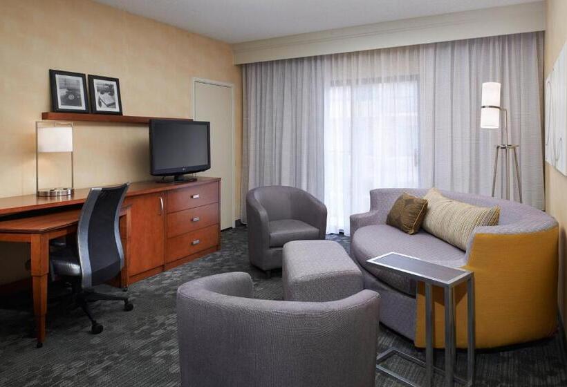 فندق Courtyard Detroit Dearborn