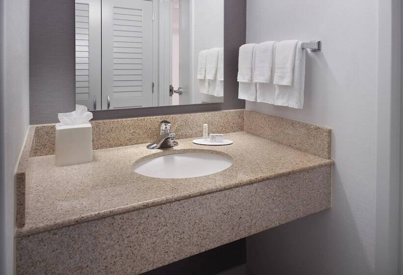 Отель Courtyard Charlotte Arrowood