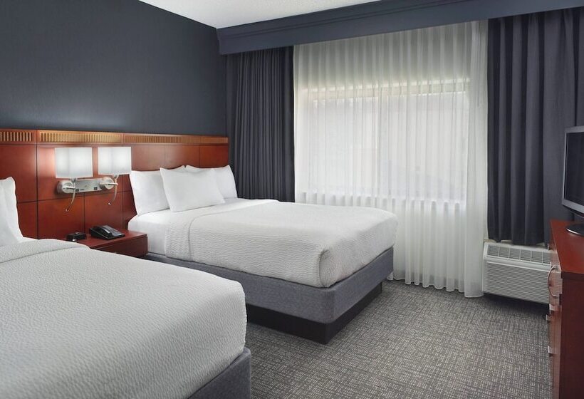 Отель Courtyard Charlotte Arrowood