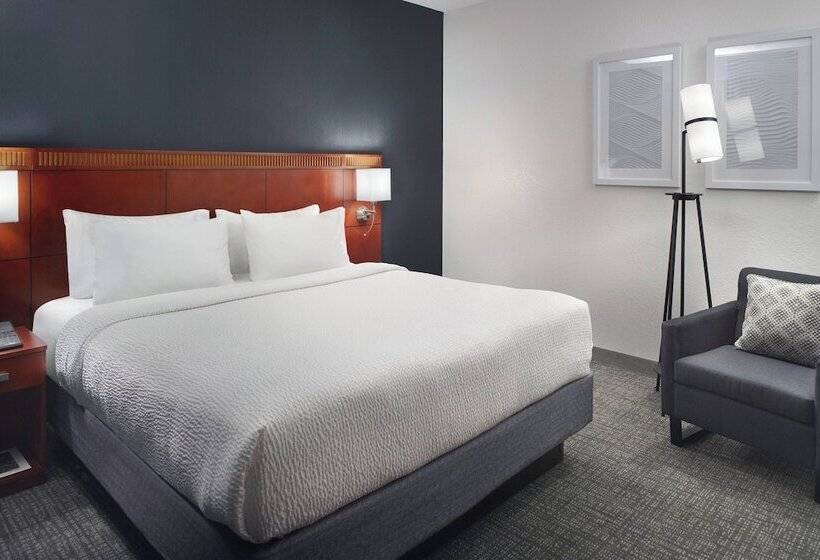 Отель Courtyard Charlotte Arrowood