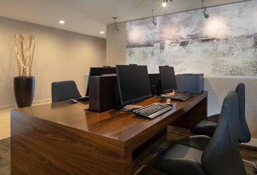 هتل Courtyard By Marriott Fresno