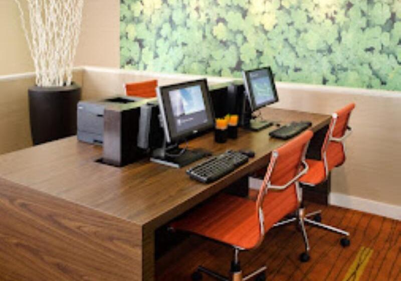 בית מלון כפרי Courtyard By Marriott Huntsville University Drive