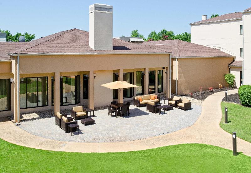 בית מלון כפרי Courtyard By Marriott Huntsville University Drive