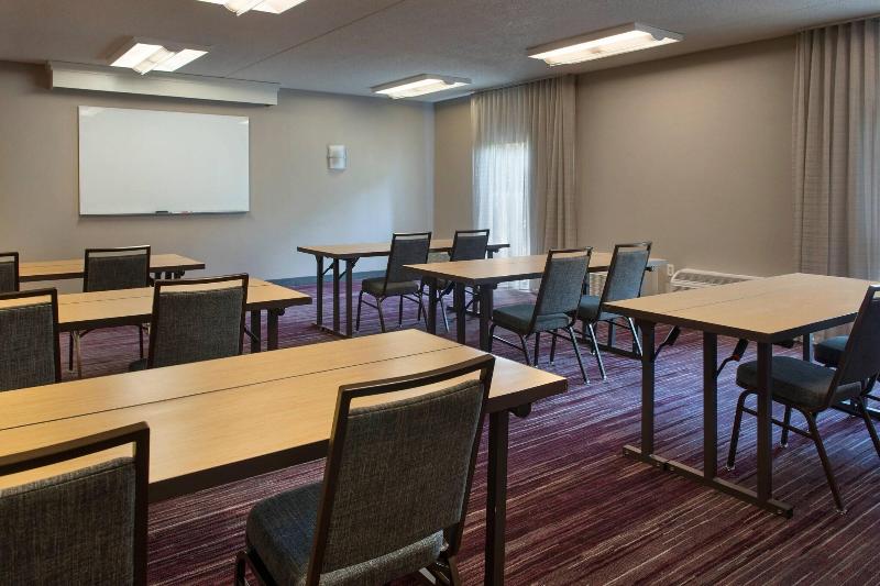 ホテル Courtyard By Marriott Lincroft Red Bank