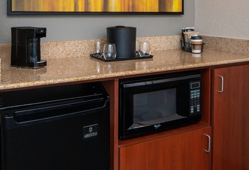 هتل Courtyard By Marriott Nashville Airport