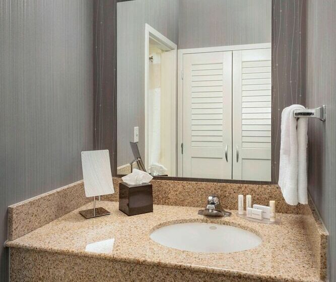 Отель Courtyard Newark Liberty International Airport