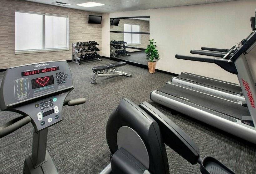 Отель Courtyard Newark Liberty International Airport