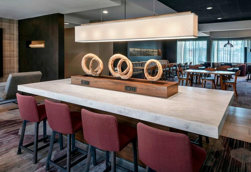 Отель Courtyard Newark Liberty International Airport