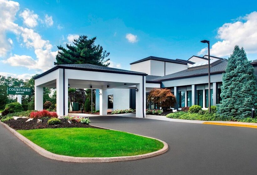 Отель Courtyard Newark Liberty International Airport