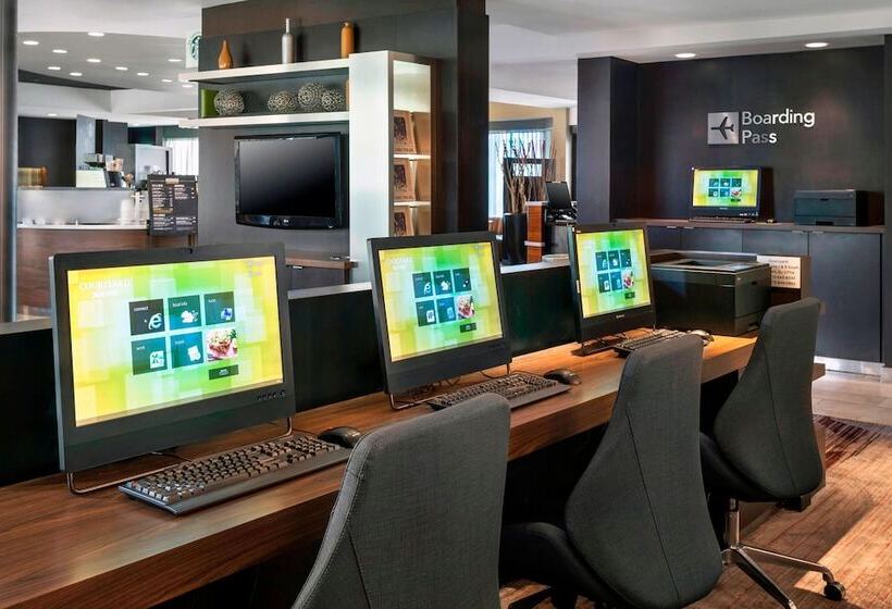 Отель Courtyard Newark Liberty International Airport