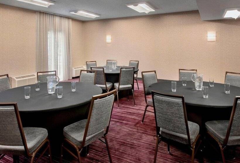 Отель Courtyard Newark Liberty International Airport