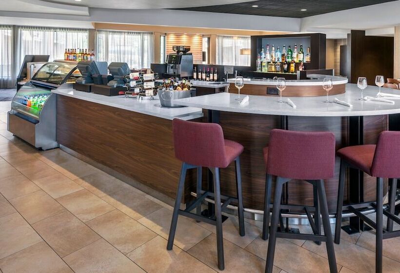 Отель Courtyard Newark Liberty International Airport